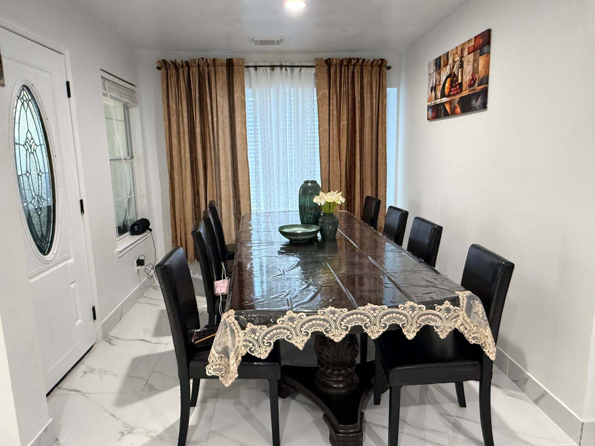 Elegant dining room at Chateau 529